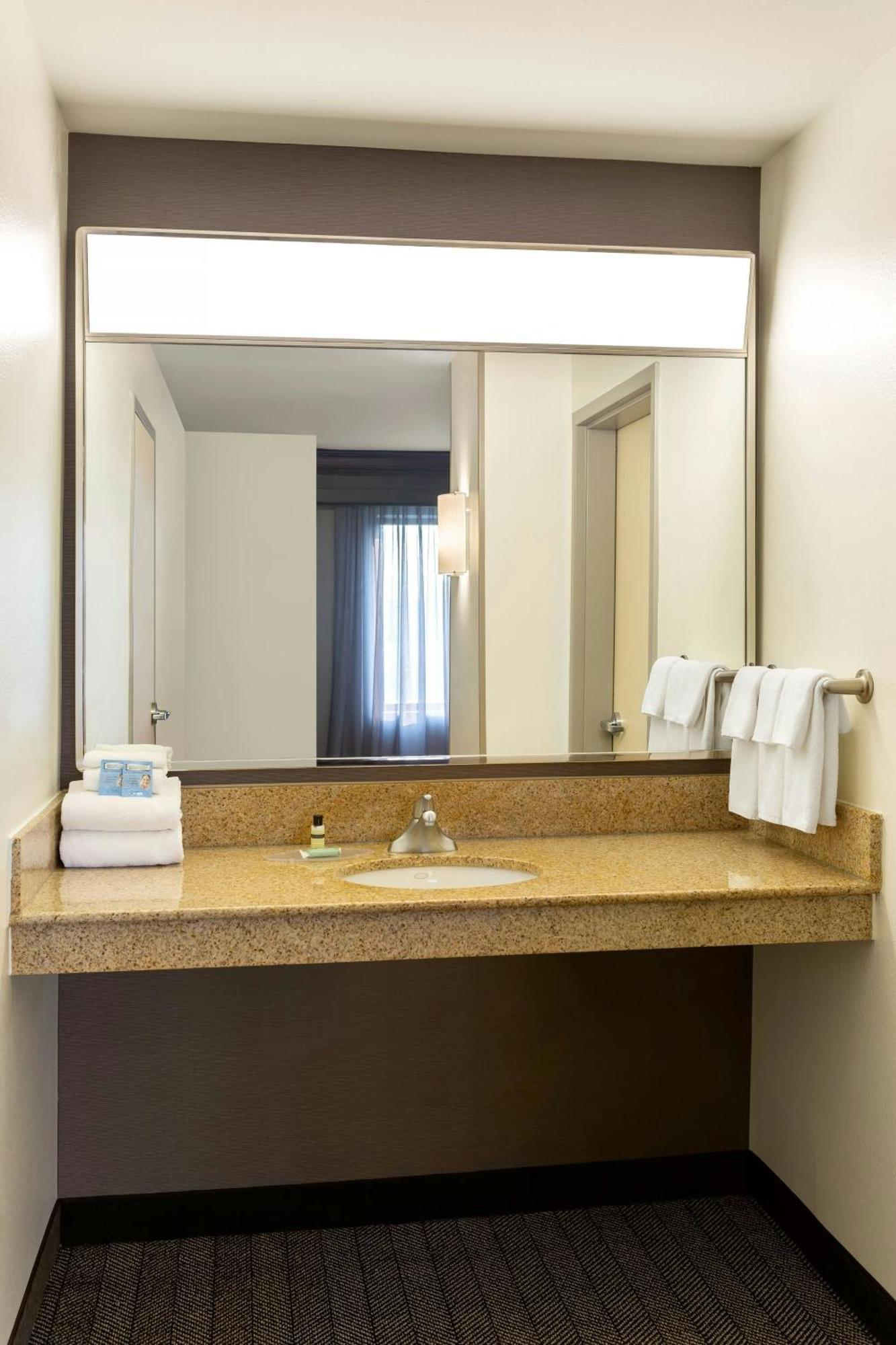 Courtyard By Marriott Madison West / Middleton Hotel Eksteriør billede